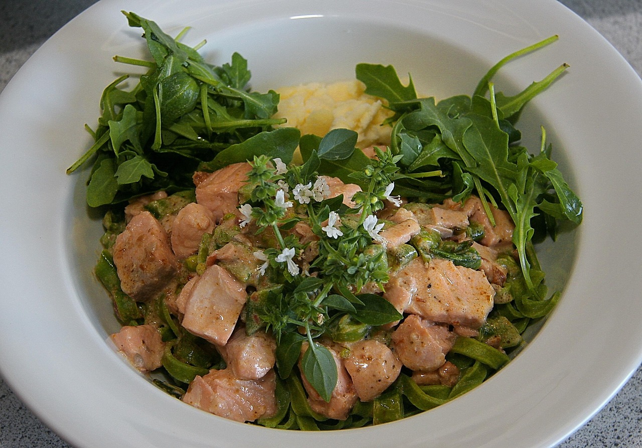 découvrez les bienfaits de la roquette, une salade verte au goût poivré idéale pour agrémenter vos plats et apporter fraîcheur et saveur.