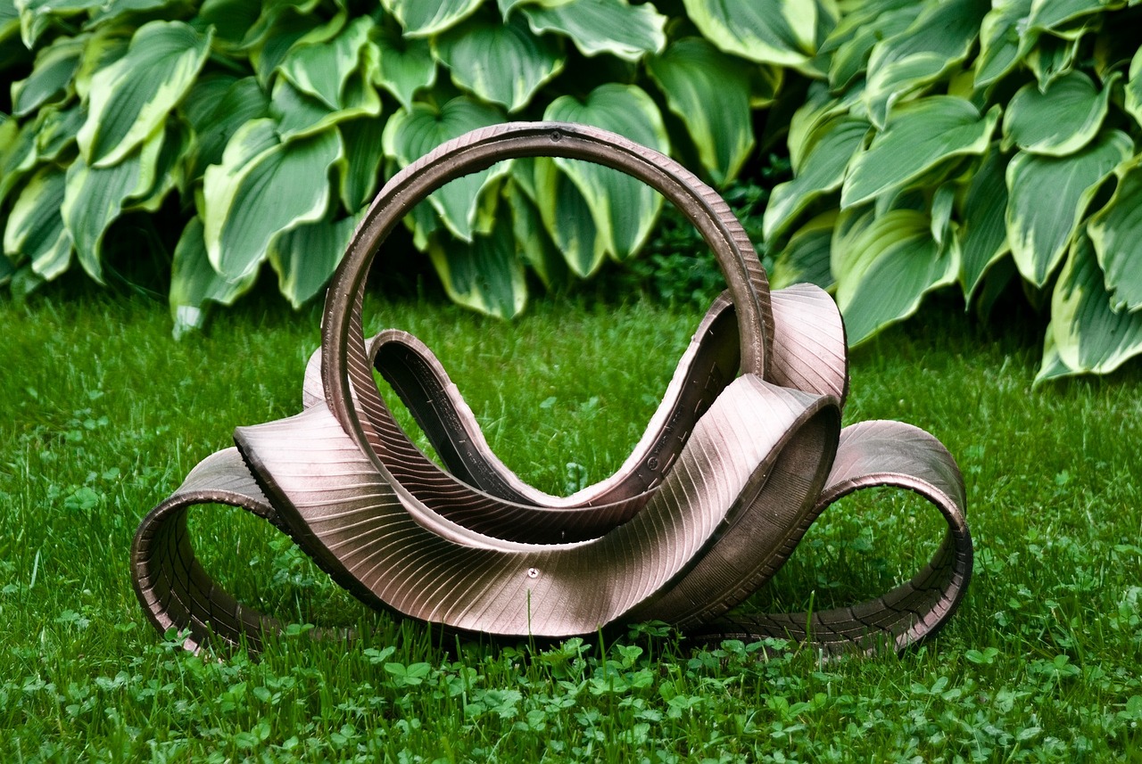 découvrez l'upcycling : une démarche écologique et créative qui transforme les objets usagés en pièces uniques et utiles, tout en réduisant les déchets.